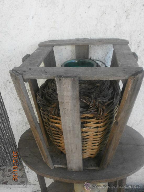 Botellas antiguas: ANTIGUA GARRAFA BOCA ANCHA FORRADA DE MIMBRE Y PROTECTOR DE MADERA. - Foto 2