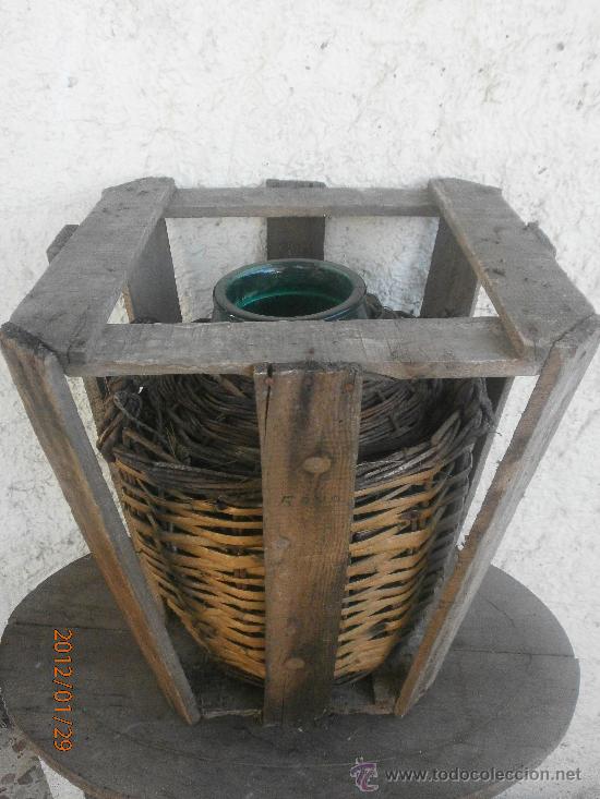 Botellas antiguas: ANTIGUA GARRAFA BOCA ANCHA FORRADA DE MIMBRE Y PROTECTOR DE MADERA. - Foto 3