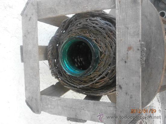 Botellas antiguas: ANTIGUA GARRAFA BOCA ANCHA FORRADA DE MIMBRE Y PROTECTOR DE MADERA. - Foto 5