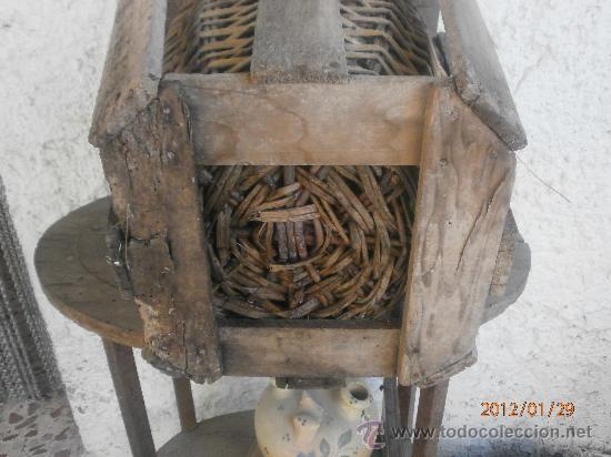 Botellas antiguas: ANTIGUA GARRAFA BOCA ANCHA FORRADA DE MIMBRE Y PROTECTOR DE MADERA. - Foto 6