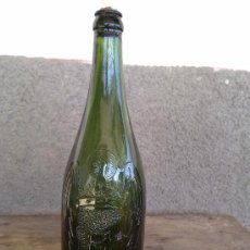 Botellas antiguas: BOTELLA DE CERVEZA EL AGUILA, EN RELIEVE, 