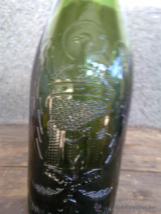 Botellas antiguas: BOTELLA DE CERVEZA EL AGUILA, EN RELIEVE, - Foto 2