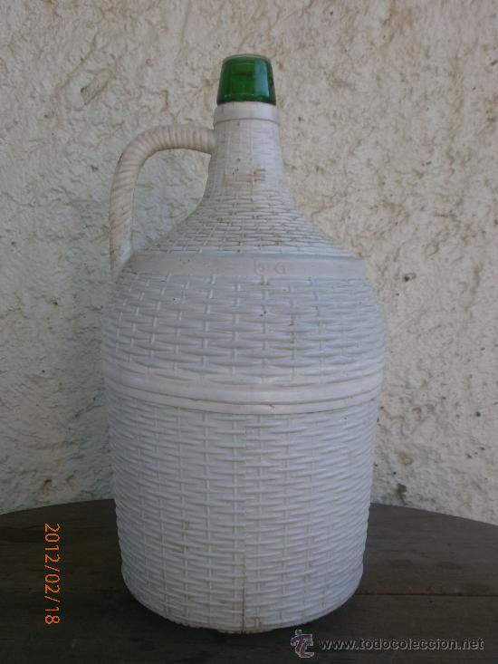 Botellas antiguas: GARRAFA FORRADA DE PLASTICO - Foto 1