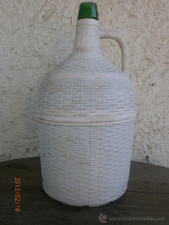 Botellas antiguas: GARRAFA FORRADA DE PLASTICO - Foto 2