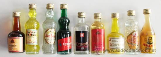 Botellas antiguas: Lote de 9 botellitas de colecci&oacute;n - Foto 1