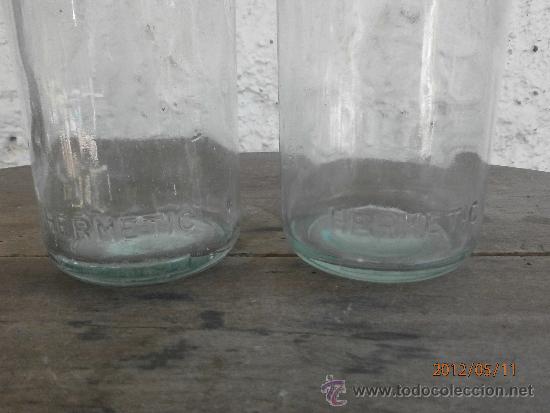 Botellas antiguas: 2 BOTES HERMETIC LETRAS EN RELIEVE CERCA DE LA BASE - Foto 2