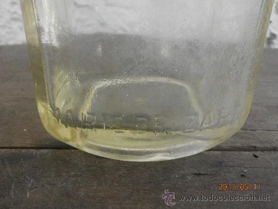 Botellas antiguas: BOTELLA MARIE BRIZARD LETRAS EN RELIEVE - Foto 2