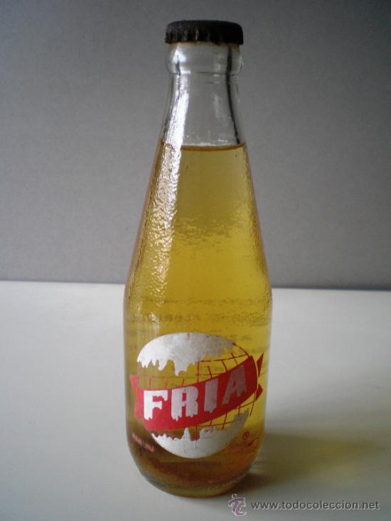 Botellas antiguas: BOTELLA DE ZUMO - MARCA FRIA - Foto 1