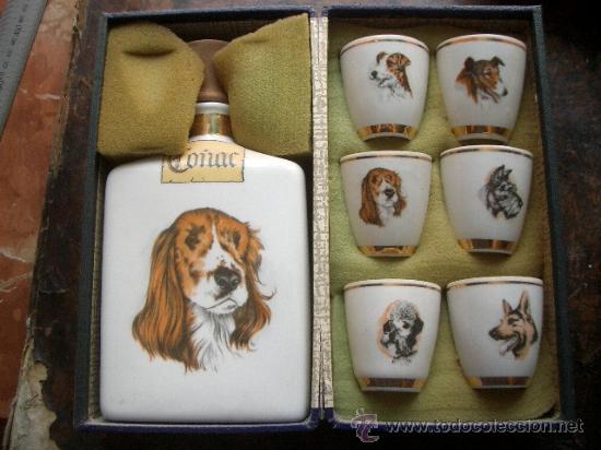 Botellas antiguas: Caja con forma de libro con botella y vasos de cer&aacute;mica tema perros. - Foto 2