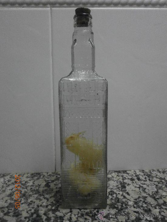 Botellas antiguas: BOTELLA LA GIRALDA RELIEVES - Foto 1