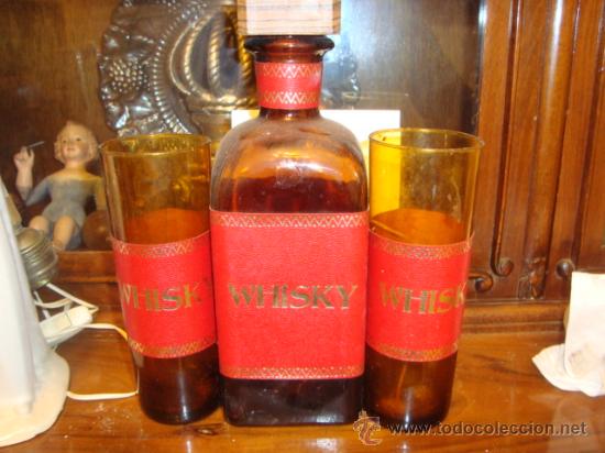 Botellas antiguas: antigua botella con dos basos para whisky - Foto 1