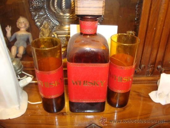 Botellas antiguas: antigua botella con dos basos para whisky - Foto 2