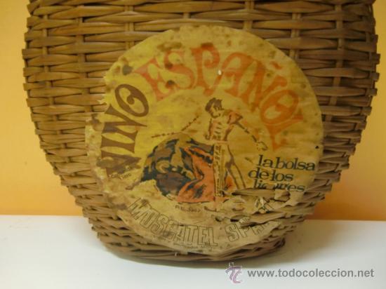 Botellas antiguas: Botella ovalada forrada de mimbre, de Moscatell - Foto 3