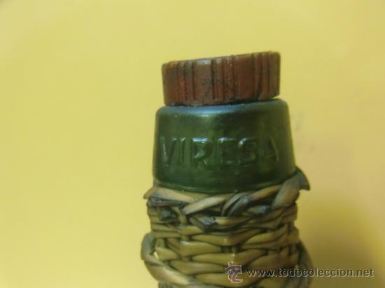 Botellas antiguas: Botella ovalada forrada de mimbre, de Moscatell - Foto 5