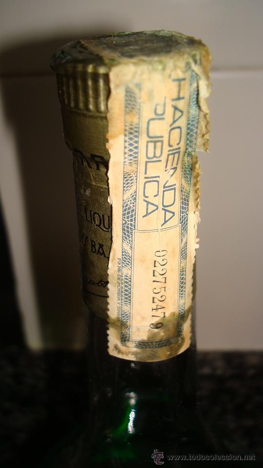Botellas antiguas: ANTIGUA BOTELLA DE LICOR IZARRA - Foto 2