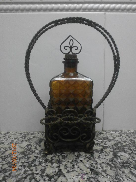 Botellas antiguas: BOTELLA CON SOPORTE DE HIERRO PARA PONER VASOS - Foto 1