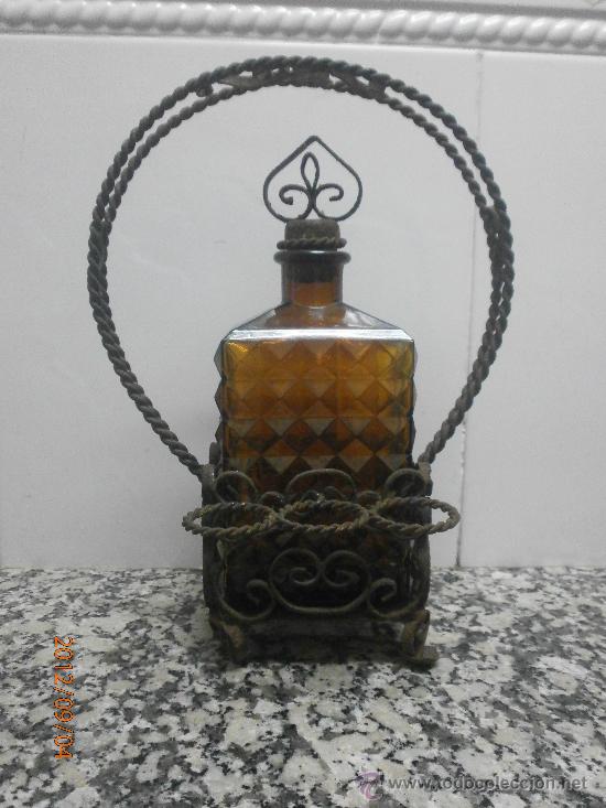 Botellas antiguas: BOTELLA CON SOPORTE DE HIERRO PARA PONER VASOS - Foto 2