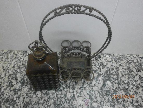Botellas antiguas: BOTELLA CON SOPORTE DE HIERRO PARA PONER VASOS - Foto 3