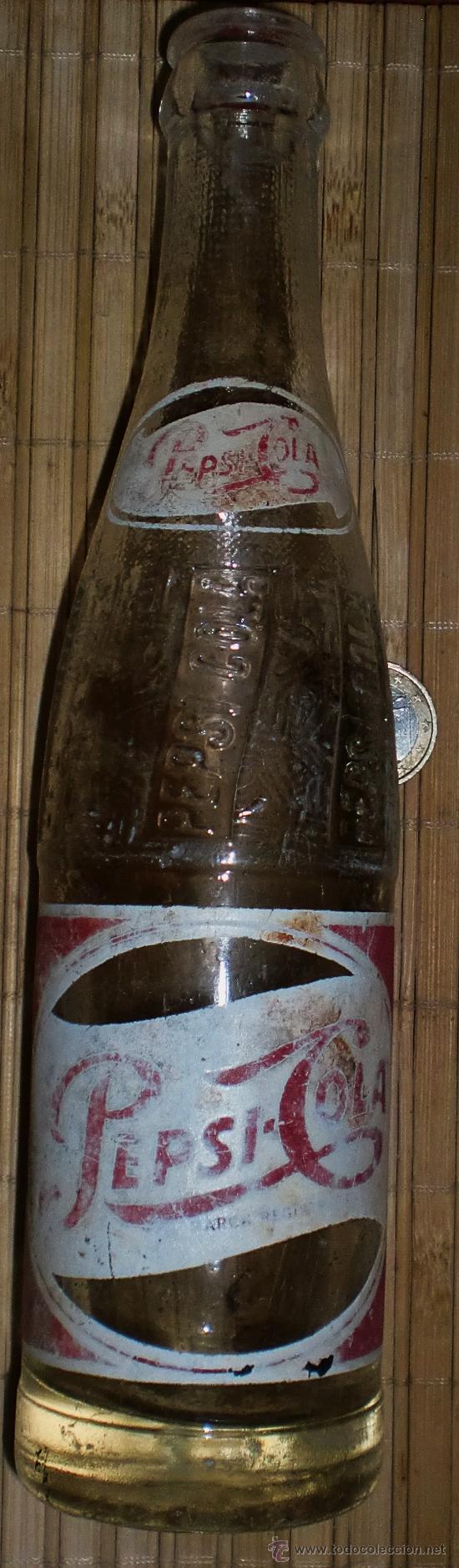Botellas antiguas: Vieja botella de pepsi cola con grabado - Foto 1