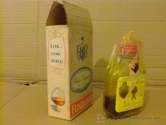 Botellas antiguas: BOTELLA PETACA DE FUNDADOR BRANDY PETACA - Foto 1