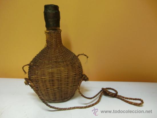 Botellas antiguas: Botella de licor forrada de mimbre - Foto 2