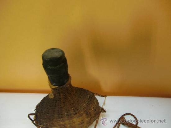 Botellas antiguas: Botella de licor forrada de mimbre - Foto 3