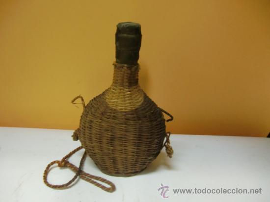 Botellas antiguas: Botella de licor forrada de mimbre - Foto 1