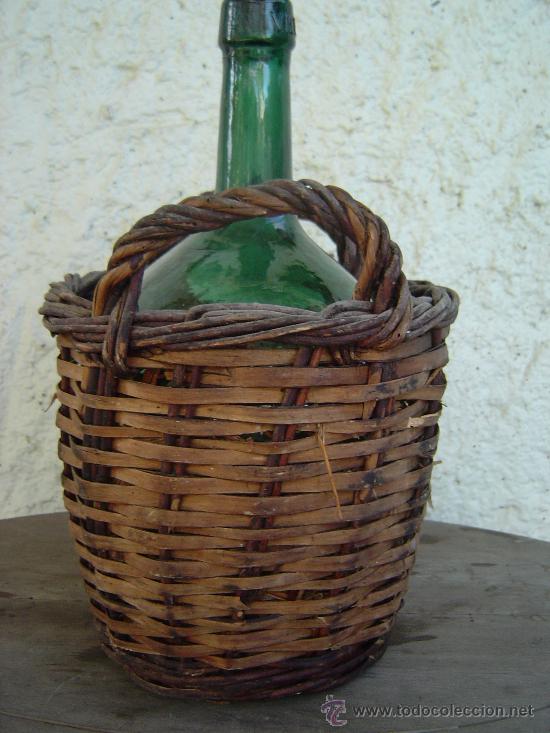 Botellas antiguas: ANTIGUA GARRAFA FORRADA - Foto 2