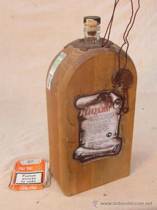 Botellas antiguas: BOTELLA EN MADERA TALLADA - Foto 2