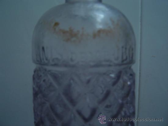 Botellas antiguas: BOTELLA ANIS DEL LOBO LETRAS EN RELIEVE - Foto 2
