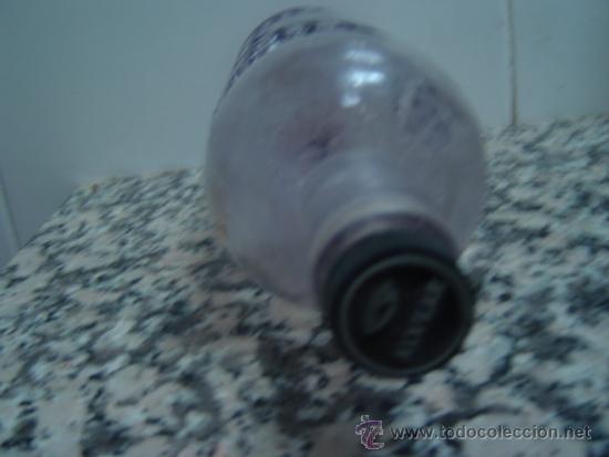 Botellas antiguas: BOTELLA ANIS DEL LOBO LETRAS EN RELIEVE - Foto 3
