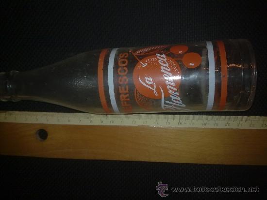 Botellas antiguas: Curiosa botella Refrescos la Flamenca. - Foto 1