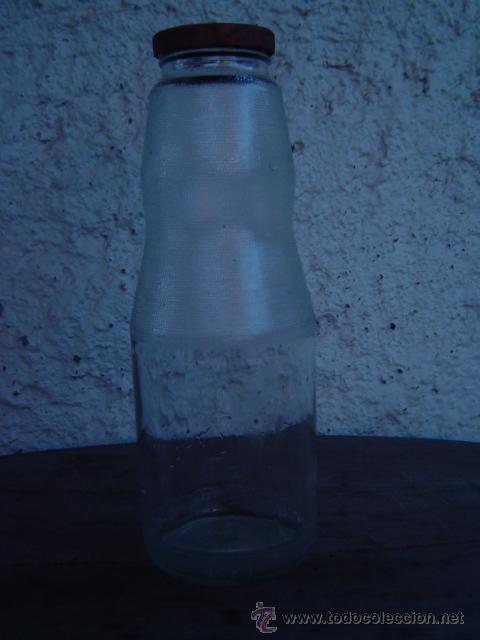 Botellas antiguas: BOTE DE ZUMO DE VIDA LETRAS EN RELIEVE - Foto 1