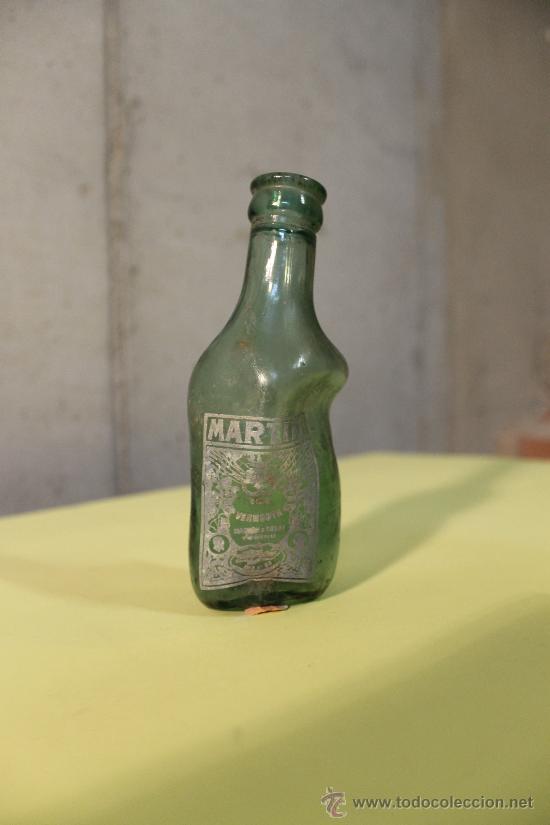 Botellas antiguas: Botell&iacute;n de Martini Deformado de cristal - Foto 1