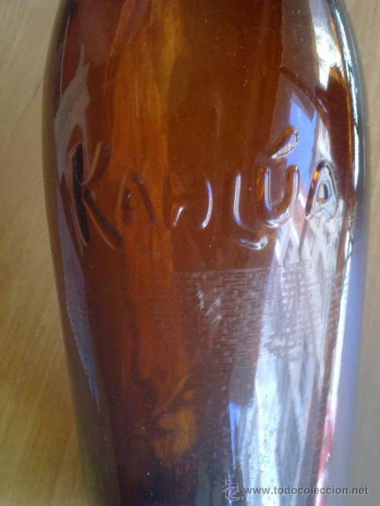Botellas antiguas: Botella Kahl&uacute;a con letras en relieve - Foto 1