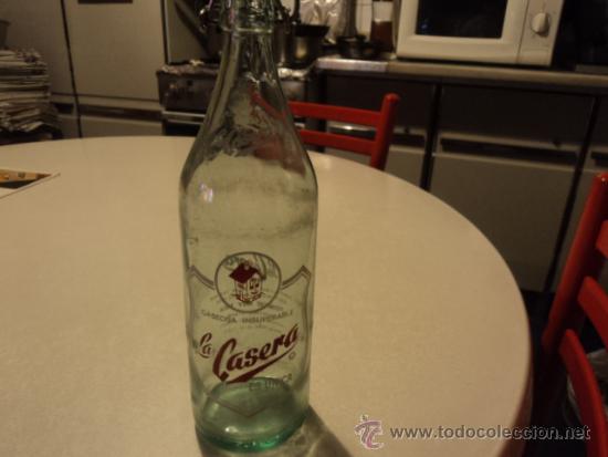 Botellas antiguas: Botella de gaseosa La Casera de un litro. - Foto 1