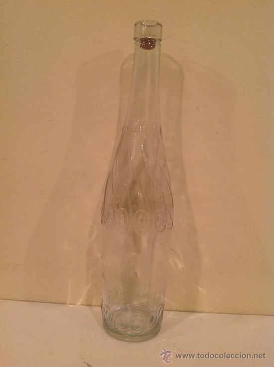 Botellas antiguas: BOTELLA BODEGAS J. ROBERT / RELIEVE / SITGES - Foto 1