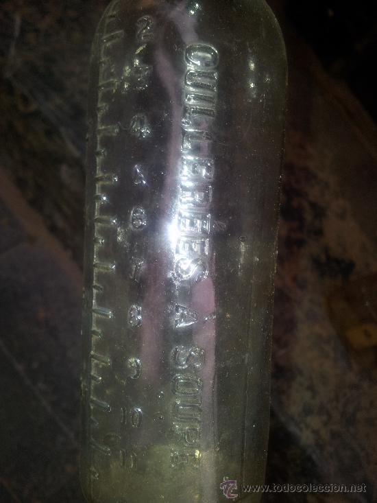 Botellas antiguas: botella con letras y medidas en relieve - Foto 1