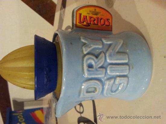 Botellas antiguas: Exprimidor con jarrita de loza,Larios - Foto 1
