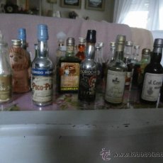 Botellas antiguas: GRAN LOTE 28 BOTELLAS MINIATURA, LLENAS, ANTIGUAS COLECCIÓN CON SELLO DE IMPUESTO. Lote 38778941