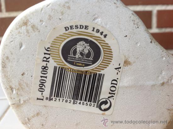Botellas antiguas: BOTELLA LICOR CASAS COLGADAS DE CUENCA - Foto 2