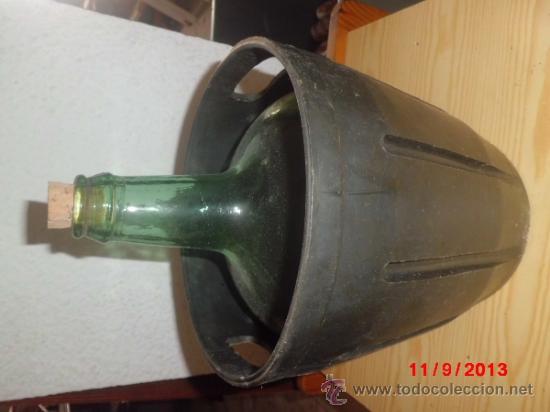 Botellas antiguas: BOTELLA DE CRISTAL ANTIGUA CON CESTA DE PLASTICO - Foto 2