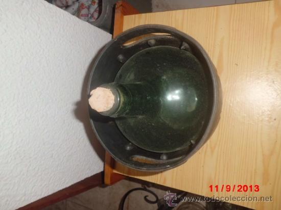 Botellas antiguas: BOTELLA DE CRISTAL ANTIGUA CON CESTA DE PLASTICO - Foto 3