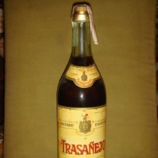 Botellas antiguas: ANTIGUA BOTELLA BRANDY “TRASAÑEJO”. LLENA Y SIN ABRIR. PRECINTO 4 PTS., TAPÓN ROSCA. Lote 39173408