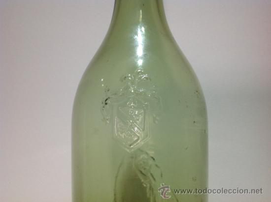 Botellas antiguas: BOTELLA CO&Ntilde;AC CABALLERO LETRAS EN RELIEVE Y ESCUDO - Foto 2