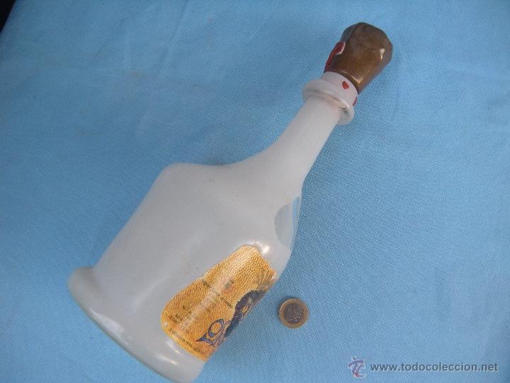 Botellas antiguas: BOTELLA BRANDY CONDE DE OSBORNE. BOTELLA DE DAL&Iacute;. - Foto 3