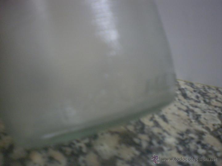 Botellas antiguas: BOTE EMBALLAGE PERDU RELIEVE CERCA DE LA BASE - Foto 2