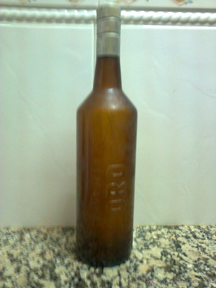 Botellas antiguas: BOTELLA CANTUESO ORO LETRAS EN RELIEVE - Foto 1