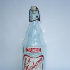 Botellas antiguas: BOTELLA GASEOSA LA MODERNA, 1 LT. JÁTIVA -MOD.4- ESTRELLAS Y HERRADURAS GRABADOS EN RELIEVE EN CUELL