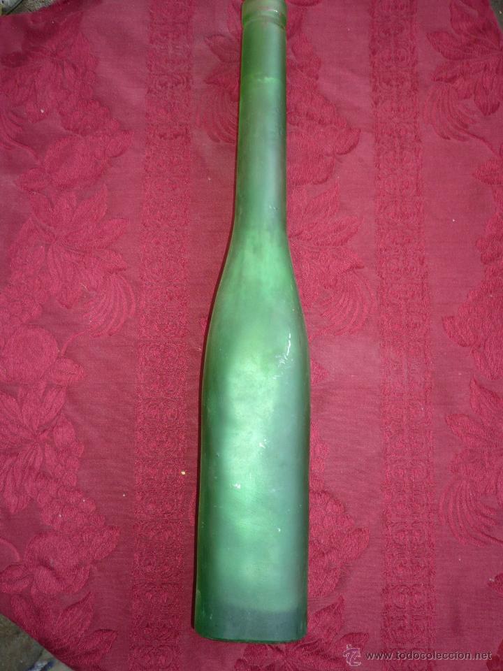 Botellas antiguas: Botella verde muy estilizada - Foto 1